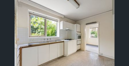 Garden Ground Floor Two-Bedroom Apartment - Photo 3