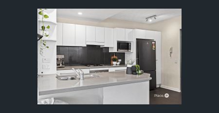 Boutique Park Front Apartment Offering a Coveted Riverside Lifestyle - Photo 3