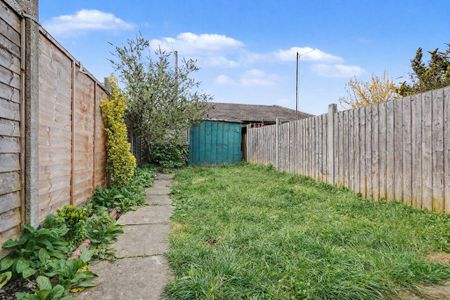 3 bedroom end of terrace house to rent - Photo 3