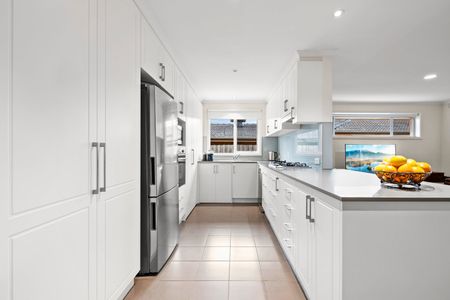 Modern Comfort Meets Convenience in Burwood East - Photo 3