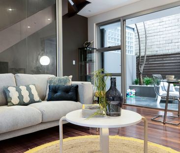 Immaculate residence over 2 levels - Photo 1