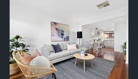 SPACIOUS 2 BEDROOM UNITWITH DOUBLE LOCK UP GARAGE - Photo 2