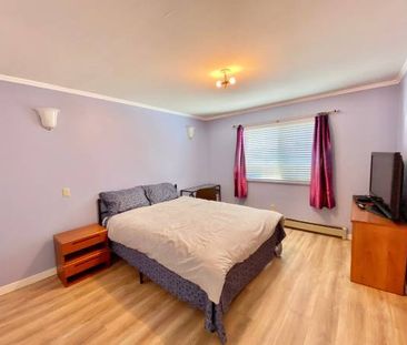 Master bedroom with ensuite and skylight - Photo 1