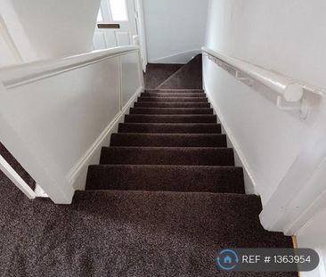 4 bedroom semi-detached house to rent - Photo 6