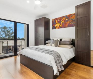 Stylish Townhouse Living in a Prime Eastern Suburbs Location - Photo 4