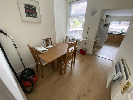 1 bedroom in a house share to rent - Photo 2