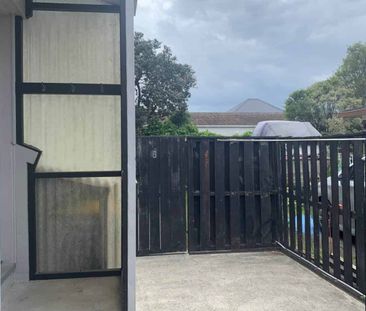 Cozy 2 Bedroom Home - Great Location - Photo 3