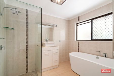 STUNNING 4 BEDROOM RESIDENCE IN PRIME LOCATION! - Photo 4