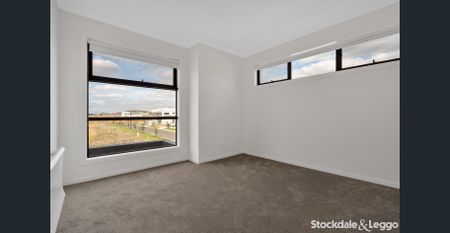 Modern and Spacious 4-Bedroom Townhouse - Photo 4