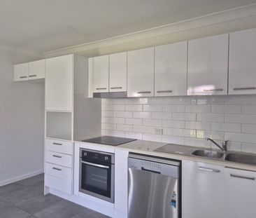 CABOOLTURE - HOMELY & CONVENIENT - Photo 6