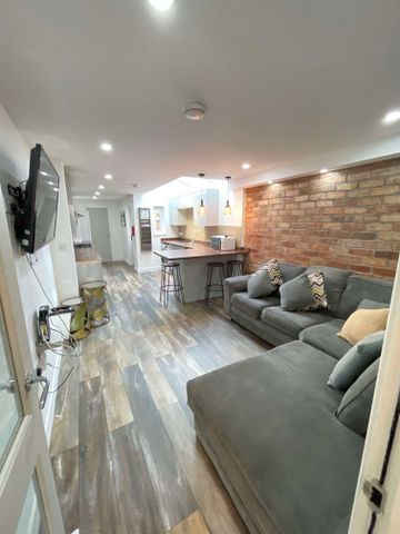 Mowbray Street Room 4 - Photo 3