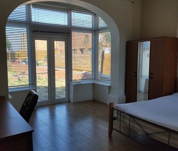 Room in a Shared House, Loughborough Road, NG2 - Photo 4