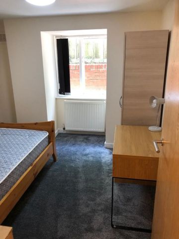 Wynnstay Grove Manchester - Photo 3