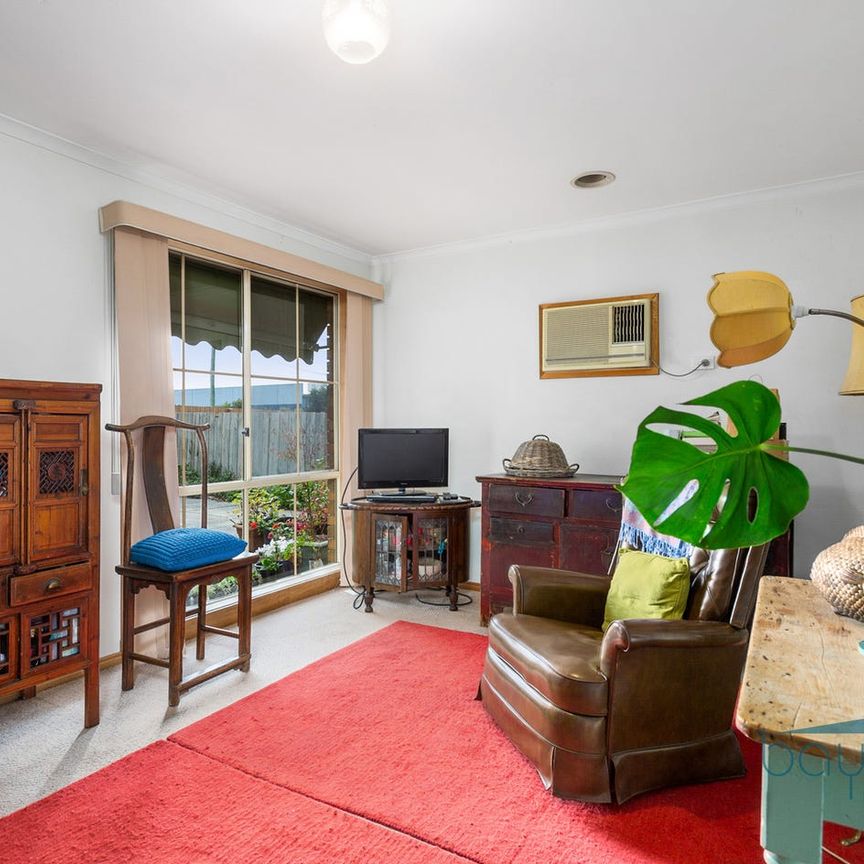 Stone throw away from the High Street! - Photo 1