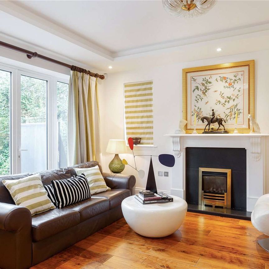 This versatile, modern, detached home includes a number of high specification features and is located close to both the Old and New towns of Beaconsfield. - Photo 1