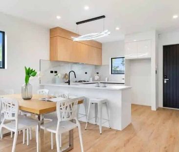 4 Bedroom Modern Townhouse - Photo 2