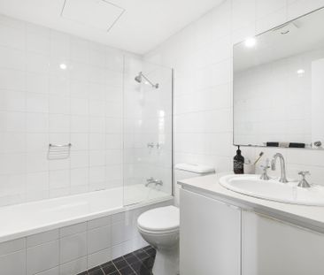 Contemporary One-Bedroom Apartment in Regent Hall - Chippendale - Photo 1