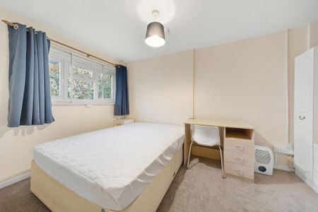 3 bedroom flat to rent - Photo 4
