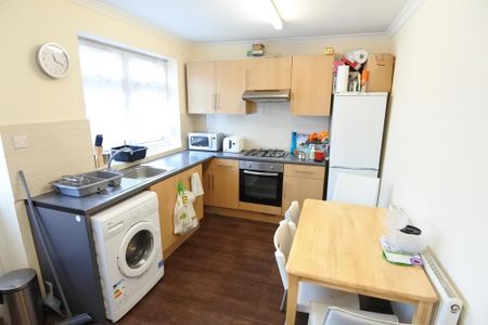 1 bedroom in a house share to rent - Photo 4