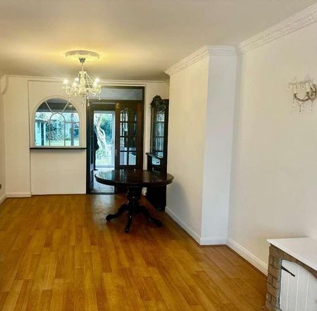 Lodge Crescent, Orpington, Kent, BR6 - Photo 2