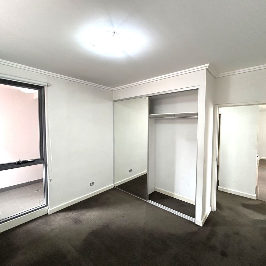 Resort style luxury 3 bedroom apartment with Gym and building manager onsite Great location!!! - Photo 1