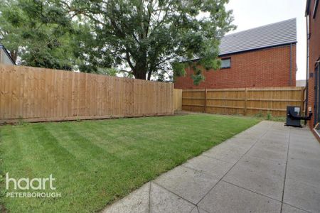 4 bedroom semi-detached house to rent - Photo 4