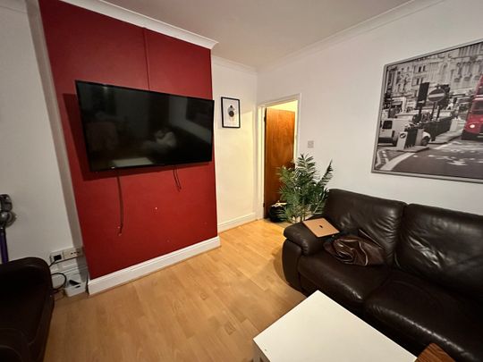 3 Bed Flat, Milton Road, SO15 - Photo 1