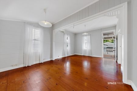 Charming Petrie Terrace Home For Rent - Photo 3