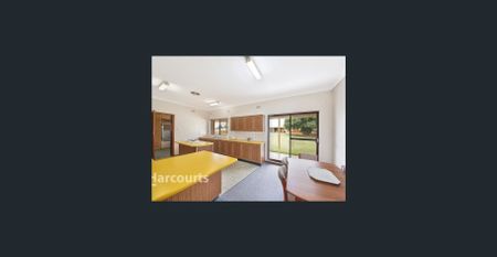 Tranquil Property Close to Menangle Park Station! - Photo 2