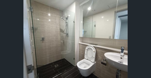 Spacious 2 Bedroom + Study Apartment with Balcony & City Views - Photo 1