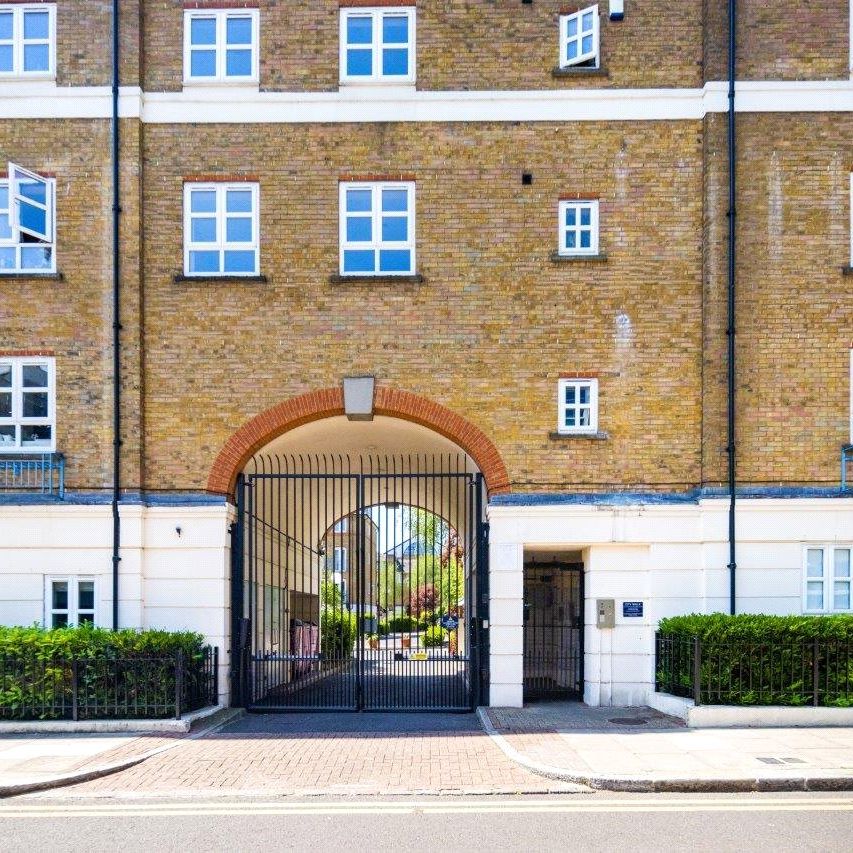 Fuller Close, E2 - Photo 1