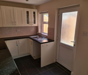 2 bedroom semi-detached house to rent - Photo 5