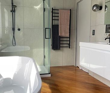 Charming Island Bay 3BR Home w/ Views - Photo 4