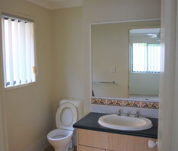 3 BED VILLA IDEALLY SITUATED OFF DAW ROAD RUNCORN - Photos Taken in... - Photo 5