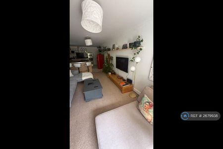 1 bedroom in a flat share to rent - Photo 5