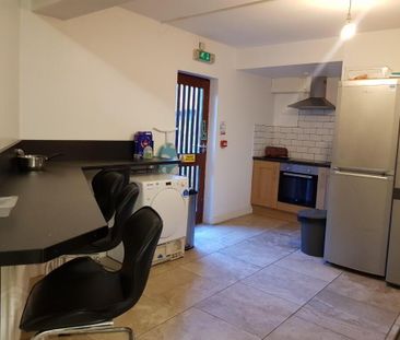 Room 3, 85 Wellington Park, Belfast, BT9 6DP - Photo 5