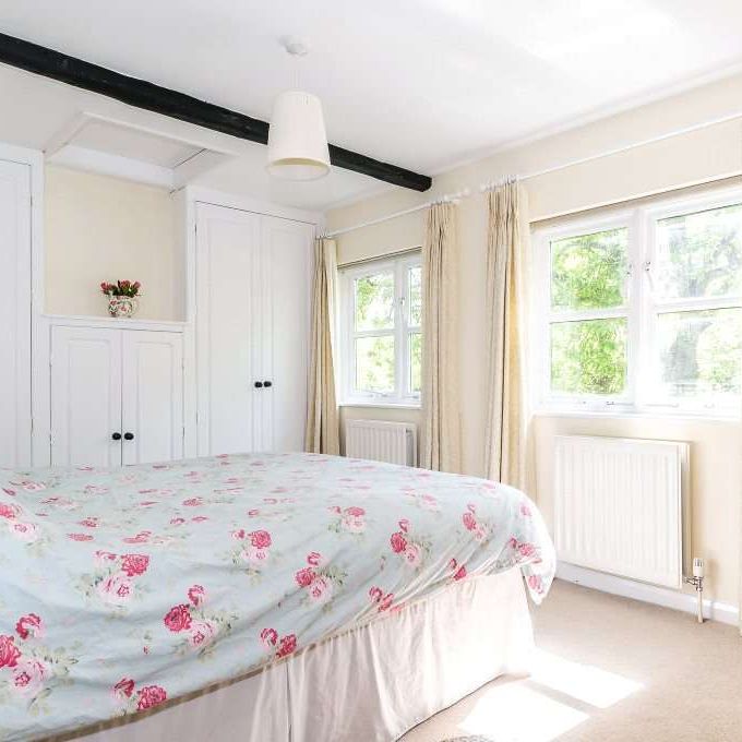 Attractive character cottage on a tree lined road - Photo 1