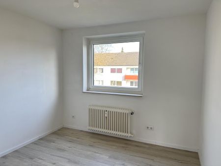 Wohnen am Magnolienweg: Helle 3-Zimmer-Wohnung mit Balkon frei! - Photo 2