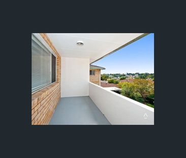 Quiet & Spacious Top Floor Apartment - Photo 5