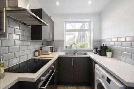 4 bedroom semi-detached house to rent - Photo 4