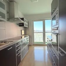 "Wohnen mit Weitblick: Barrierefreie Wohnung im 11. Stock mit Loggia und Stellplatz" - Photo 2