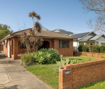 Sun-drenched family home in prime waterside location - 6 Months Lea... - Photo 5