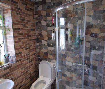 three /four bedroom house close to chadwel heath station- - Photo 1