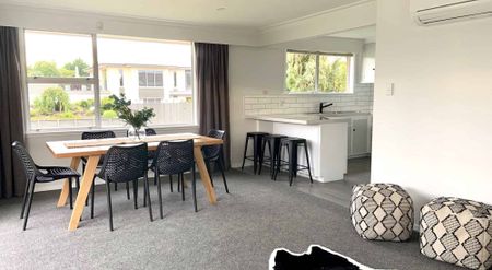 Fully Furnished Stylish Renovated Large Family Home in Prime Location! - Photo 2