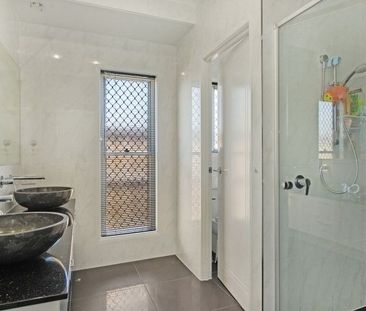 Beautiful and Spacious Contemporary Home - Photo 5