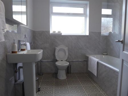 2 bedroom apartment to rent - Photo 5