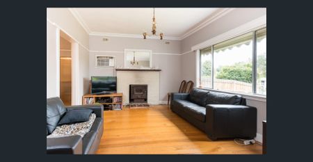 Original weatherboard home with polished wood floors and a massive back yard!! - Photo 4