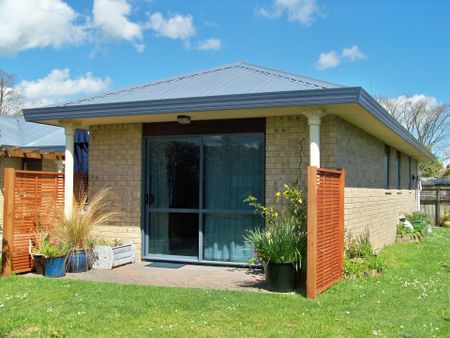 Leamington Studio - Furnished - Photo 3