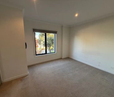 129 Campaspe Way, Point Cook VIC 3030 - Photo 6