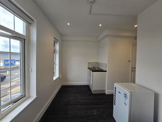 High Street, Waltham Cross EN8, London - Photo 1